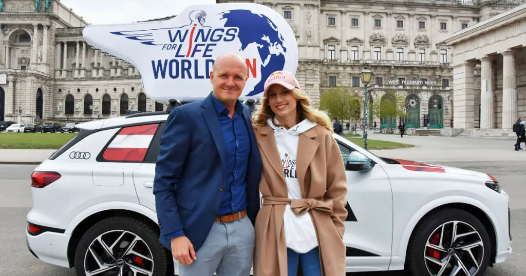 anna gasser und markus steinacher mit dem catcher car des wings for life world run